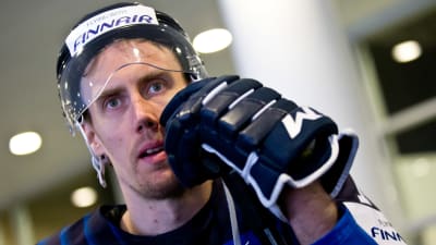 Närbild på hockeylandslagets Marko Anttila.