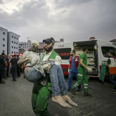 Pelastustyöntekijä kantaa haavoittunutta henkilöä Al-Shifa-sairaalaan Gazan kaupungissa 9. lokakuuta.