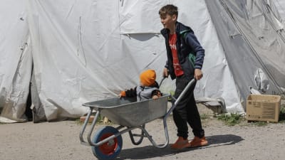 Barn som evakuerades från stålverket Azovstal i Mariupol, leker i ett flyktingläger i sydöstra Ukraina.