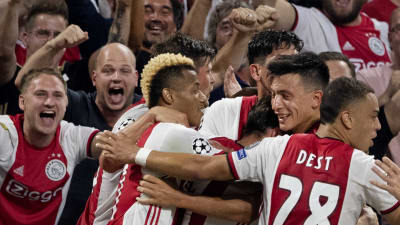 Spelare i Ajax firar under matchen mot APOEL.