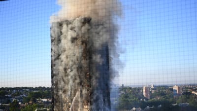 Jättelik bostadsbrand i 27-våningshus i London den 14 juni 2017.
