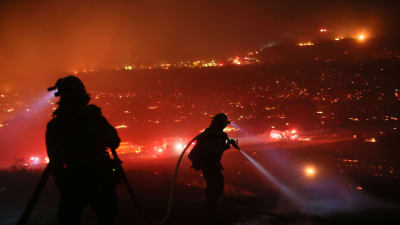 Brandmän arbetar på sluttningar i Bonsall, San Diego i Kalifornien 7.12.2017.