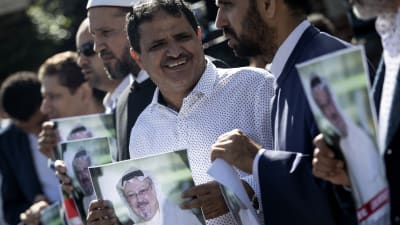 Demonstranter utanför Saudiarabiens konsulat i Istanbul krävde att saudierna friger Jamal Khashoggi som troddes ha kidnappat den kända regimkritikern