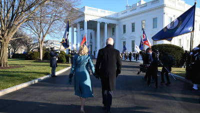 Joe Biden och Jill Biden på väg mot Vita huset 20.1.2021