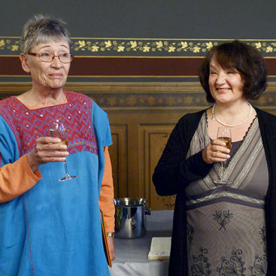 Vuoden 2013 kirjallisuuden valtionpalkinnot luovutettiin kirjailija Monika Fagerholmille (kesk), suomentaja Liisa Ryömälle (vas.) ja ensimmäinen kuvitustaiteen valtionpalkinto kuvittaja Erika Kallasmaalle (oik.) 22. marraskuuta.