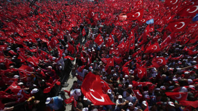 AKP-partiets demonstration i Istanbul den 7 augusti 2016.
