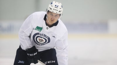 Kristian Vesalainen på isen under Winnipegs utvecklingsläger.