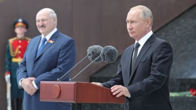 Putin till höger, Lukasjenko till vänster.