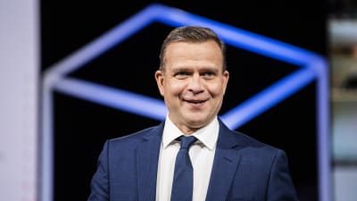 Kokoomuksen puheenjohtaja Petteri Orpo valmistautui Pasilassa Ylen kuntavaalitenttiin 17. toukokuuta.
