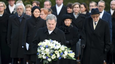 Minnesmärket över president Mauno Koivisto avtäcktes 25.11.2018. President Sauli Niinistö lägger ner blommor.