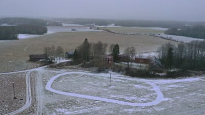Drönarbild av Wahlrooska hästsportcenter i Korsholm som håller på att byggas vid en gammal gård med tillhörande åkrar.