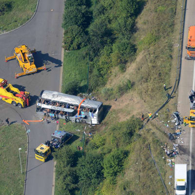 Nio personer omkom i bussolyckan nära Dresden.
