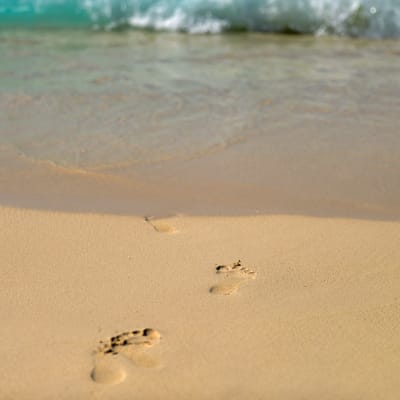 Fotspår på en sandstrand