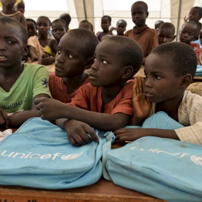 Flyktingbarn i ett läger i Yola i nordöstra Nigeria. Barn lider mest av konflikten med Boko Haram både som flyktingar och offer för terrorister som använder barn och flickor som sexslavar och självmordsbombare