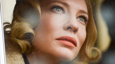 Cate Blanchett i filmen Carol. Rollkaraktären sitter i en taxi och tittar ut. 