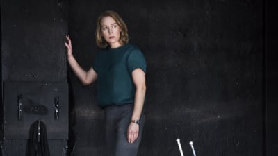 Nina Fex som psykologen i P.O. Enquists I lodjurets timma på Dramaten. 2016.