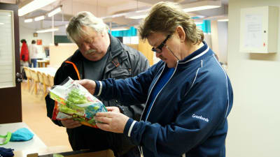 Sten Holmbäck och Tommy Forsell hjälper till med matutdelning i Karleby.
