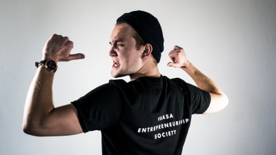 Simon Mittler som bär en tröja där der står Vaasa Entrepreneurship Society.
