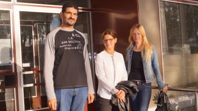 Samer, Eva-Maria Emet och Maria Nyman tar emot de syriska flyktingarna.