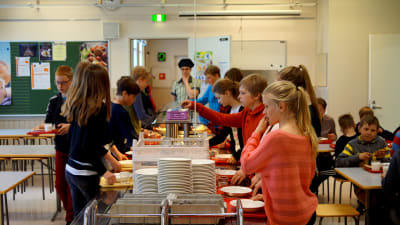 I Kållby-Heimbacka skola ber eleverna bordsbön innan de går till matsalen.