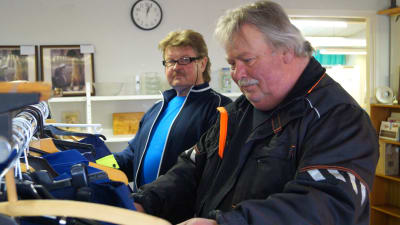 Tommy Forsell och Sten Holmbäck kollar in sortimentet på loppiser.