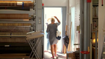Marina Sjöbacka släpper ut kunder genom bakdörren.