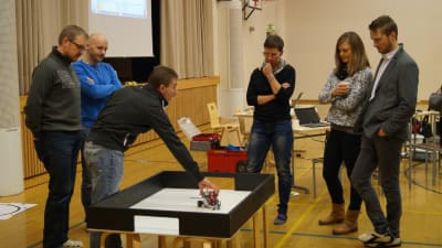 Jens Lindholm instruerar lärarna Kimmo Penttala, Kim Ahlgen, Anna Wik-Högnäs, Johanna Slussnäs och Mathias Svenfelt.