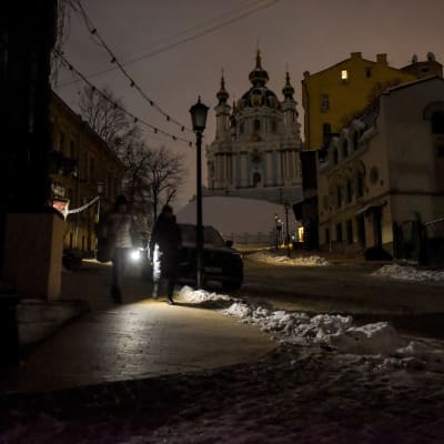 Mörklagd gata i Ukrainas huvudstad Kiev.
