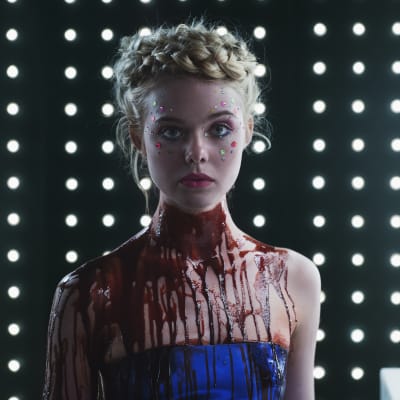 Elle Fanning som Jesse i paljetter, blod och blå klänning.