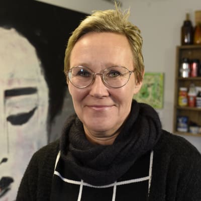 kvinna i konstateljé