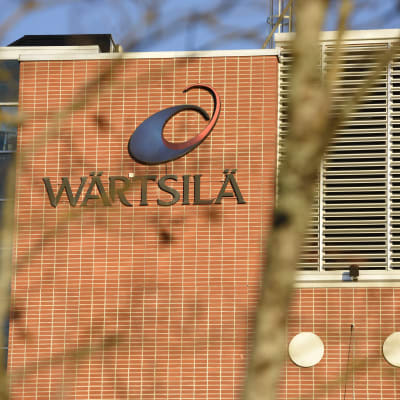 Wärtsiläs logo på röd tegelvägg.