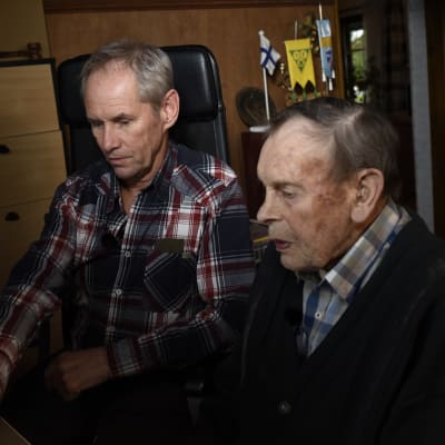 två män sitter koncentrerade