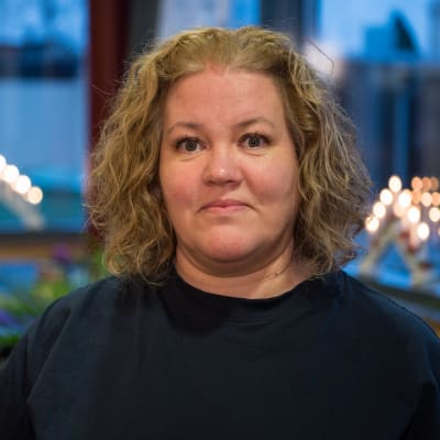 kvinna med lockigt hår