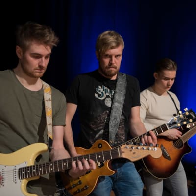 tre manliga gitarrister 