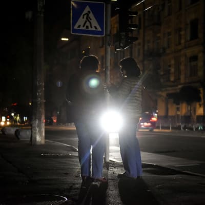 Ihmisiä pimeällä kadulla Kiovassa.