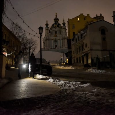 Mörklagd gata i Ukrainas huvudstad Kiev.