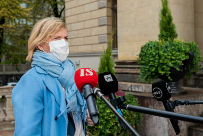Oikeusministeri Anna-Maja Henriksson antaa haastattelua Säätytalon portailla.