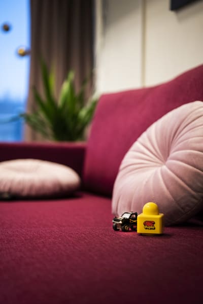 Ensamma leksaker på en soffa