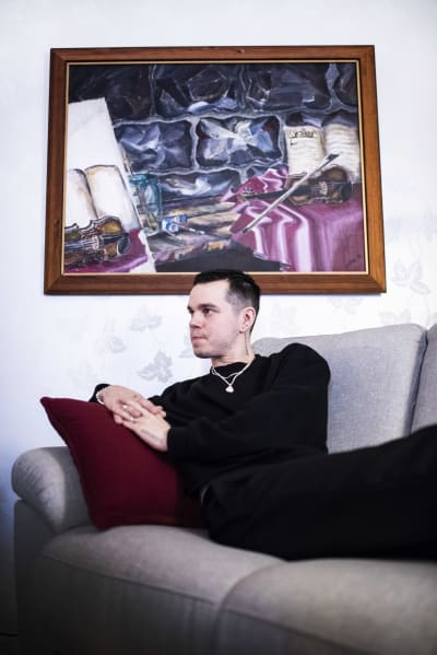 Porträtt av Joakim Löfmark i en soffa