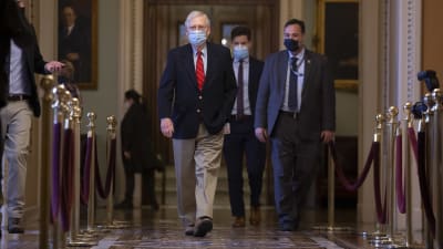 Senatens majoritetsledare lämnade senatsgolvet och gick mot sitt kontor i Capitol Hill då överenskommelsen var klar. 