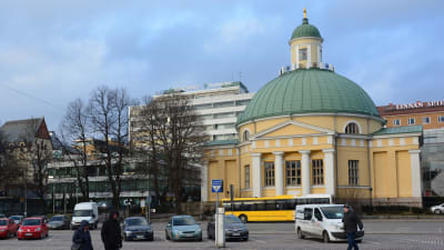 Bild av den gula ortodoxa kyrkan vid Salutorget i Åbo.