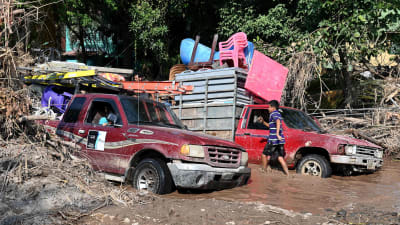 Invånare som evakuerar undan orkanen Iota i den redan översvämmade kommunen El Progreso i Honduras