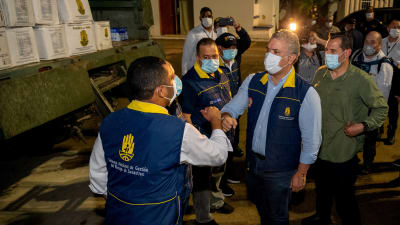 Colombias president Ivan Duque kontrollerar hjälp som ska skeppas till orkandrabbade områden.