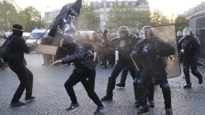Demonstranter och polis drabbade samman i Paris den 23 april 2017 efter resultatet i den första omgången i presidentvalet.