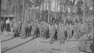 Människor på det tyska fånglägret på Tulludden i Hangö.