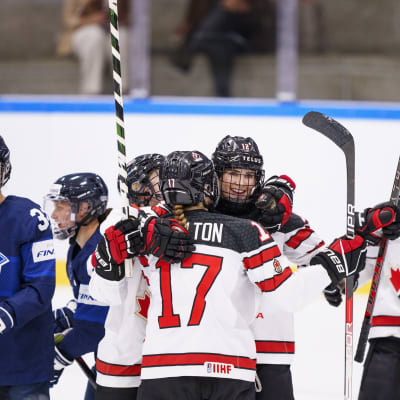 Kanada firar mål mot Finland.