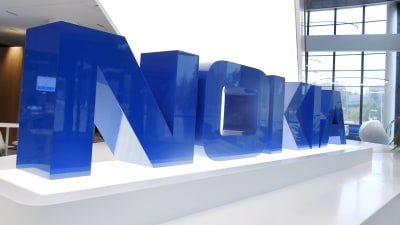Nokias klarblå logotyp i en tredimensionell installation inne på företagets huvudkontor i Esbo i Finland.
