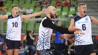 Finländska volleybollspelare jublar.