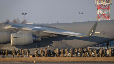 Amerikanska soldater utanför ett flygplan i Polen 