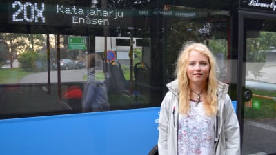 Alexandra Dahlberg bor på Drumsö, hon tar den här bussen till skolan